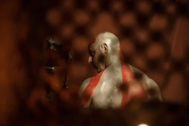Oui Kratos est une coquette qui aime se repoudrer de cendres avant d’apparaître 