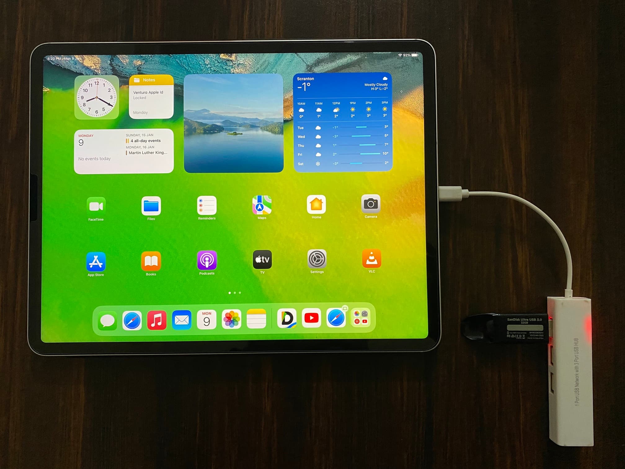 Clé USB connectée à l'iPad Pro via un concentrateur USB-C