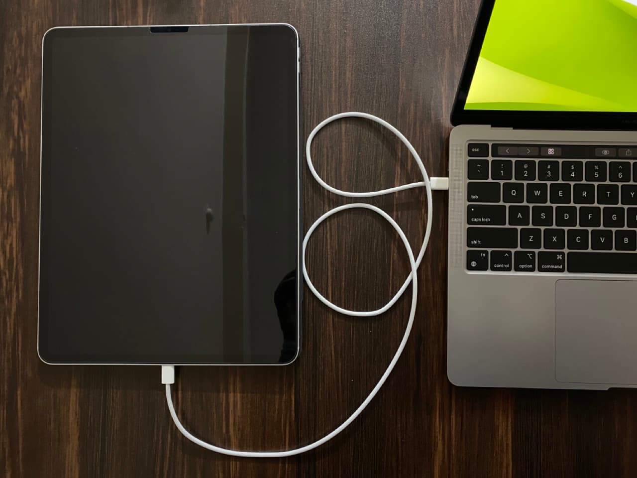 iPad Pro connecté à MacBook via un câble USB
