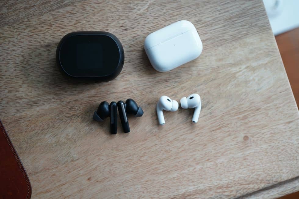 Poly Voyager Free 60+ UC vs Airpods Pro