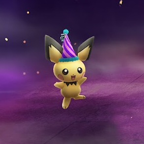 Une photo de Pichu dans un chapeau de fête dans Pokémon GO.