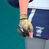 Capture d’écran de Pokémon Écarlate et Violet des gants d’entraîneur au sol.