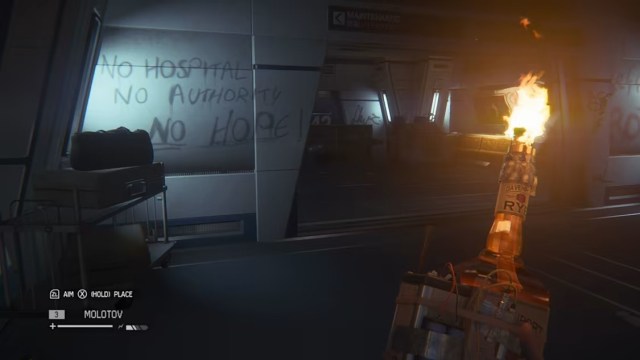 Capture d’écran d’Alien Isolation d’Amanda tenant un Molotov
