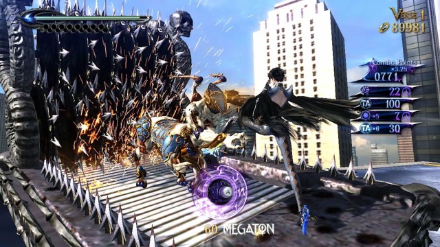 Capture d’écran de Bayonetta 2 de Bayonetta donnant un coup de pied à un ennemi dans un broyeur
