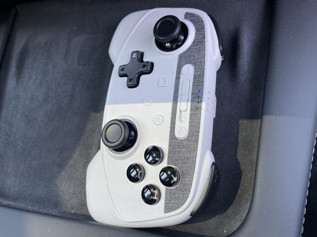 manette jowua tesla 4