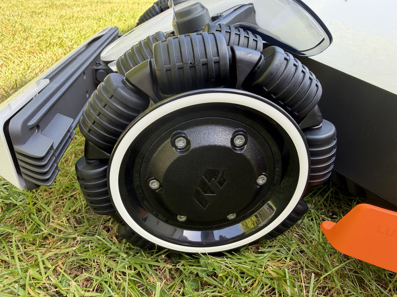 Mammotion Luba 3 AWD 9