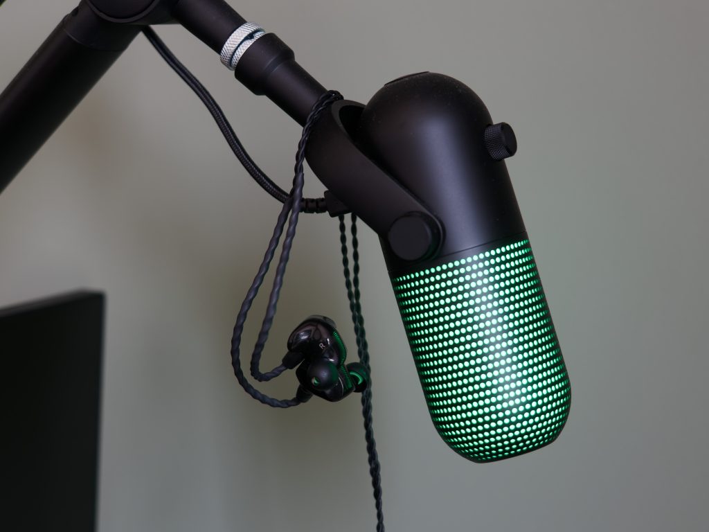 Razer seiren v3 chroma 2