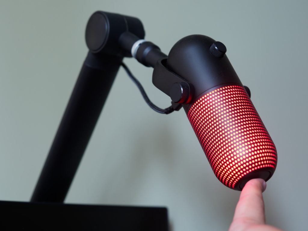 Razer seiren v3 chroma 4