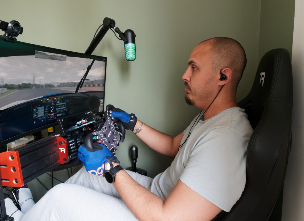 Razer seiren v3 chroma 6