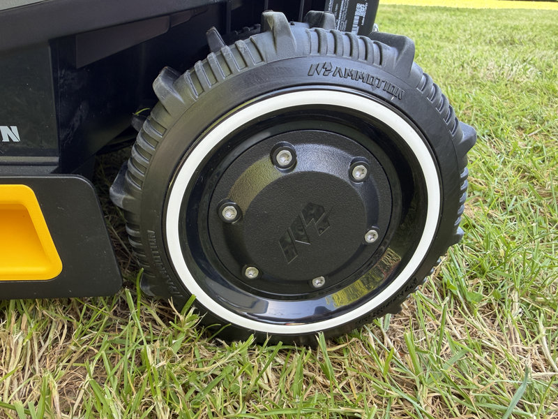 Mammotion LUBA Mini 2 AWD 9